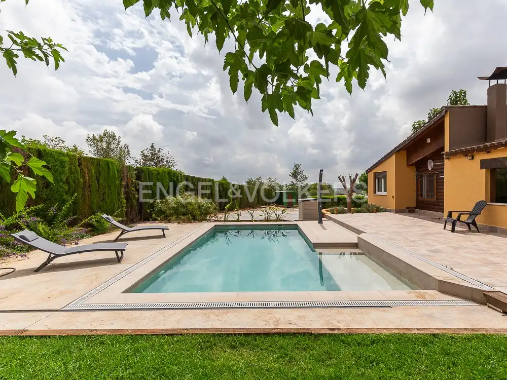 Piscina de Casa o chalet de alquiler en Torrent con Aire acondicionado, Calefacción y Jardín privado