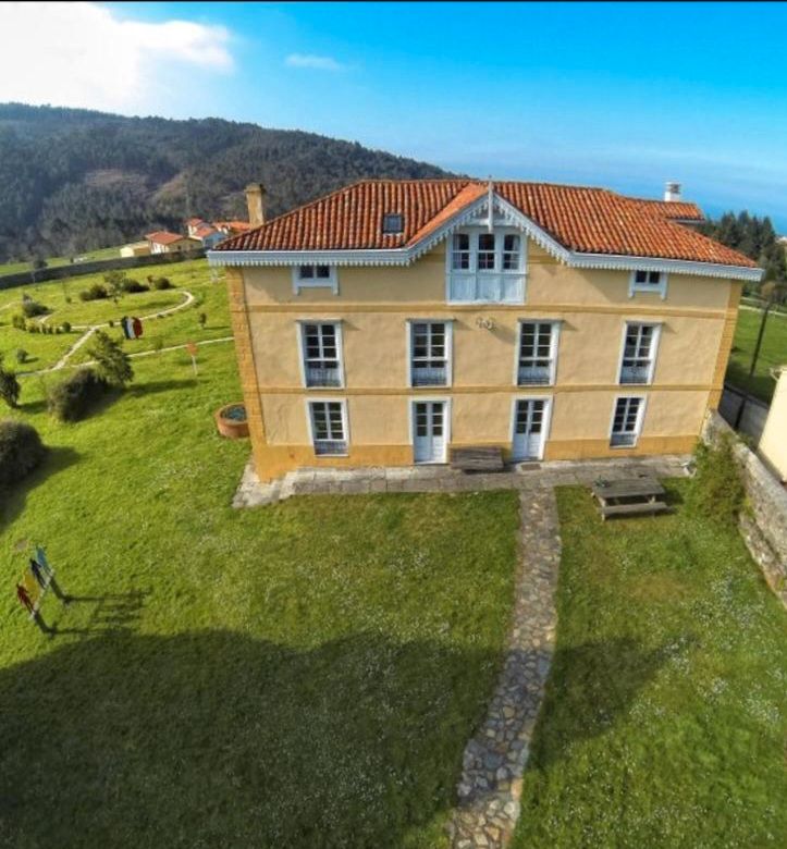 Vista exterior de Casa o xalet en venda en Pravia amb Calefacció, Jardí privat i Parquet