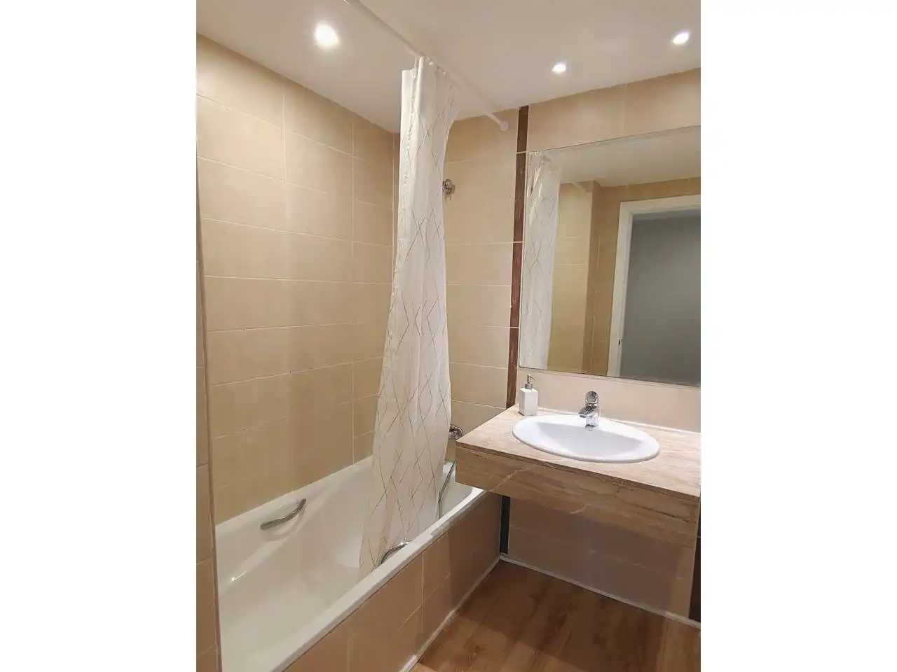 Baño de Piso de alquiler en Valencia con Aire acondicionado, Calefacción y Balcón