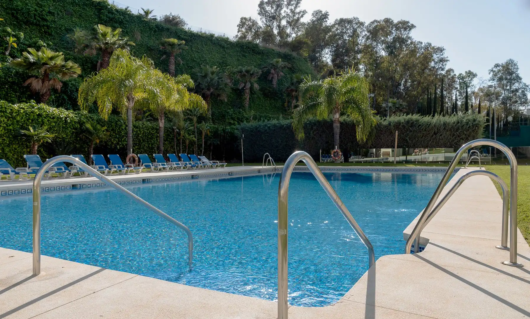 Piscina de Planta baja en venta en Marbella con Aire acondicionado, Calefacción y Jardín privado