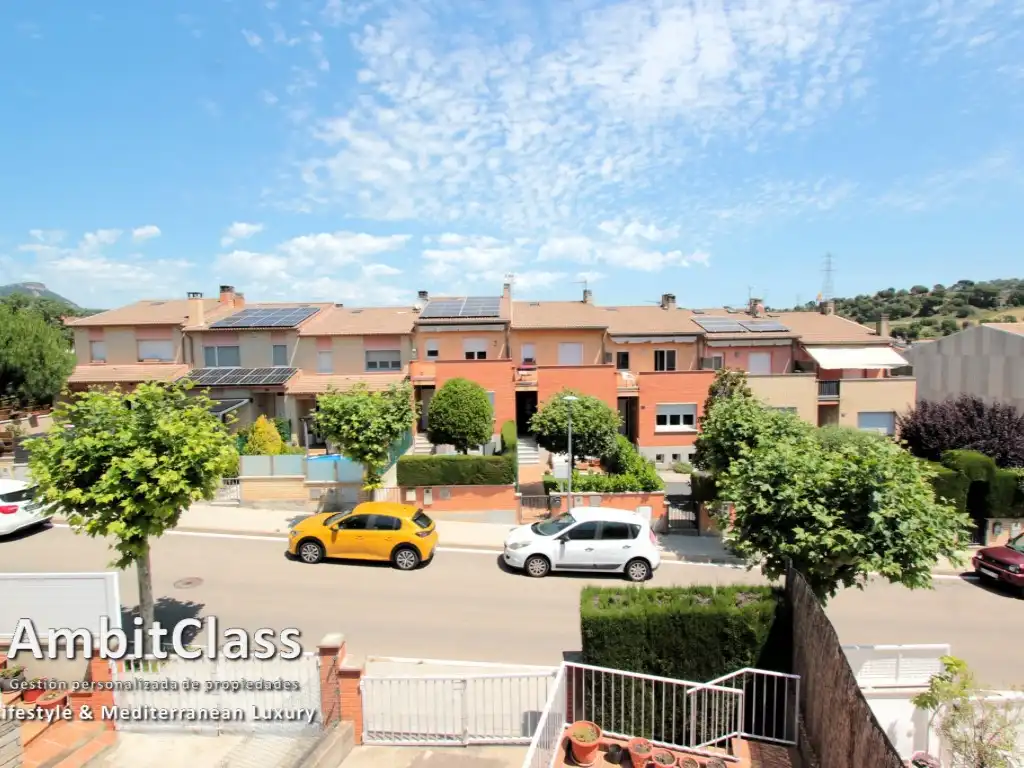 Vista exterior de Casa adosada en venda en Centelles amb Calefacció, Jardí privat i Terrassa