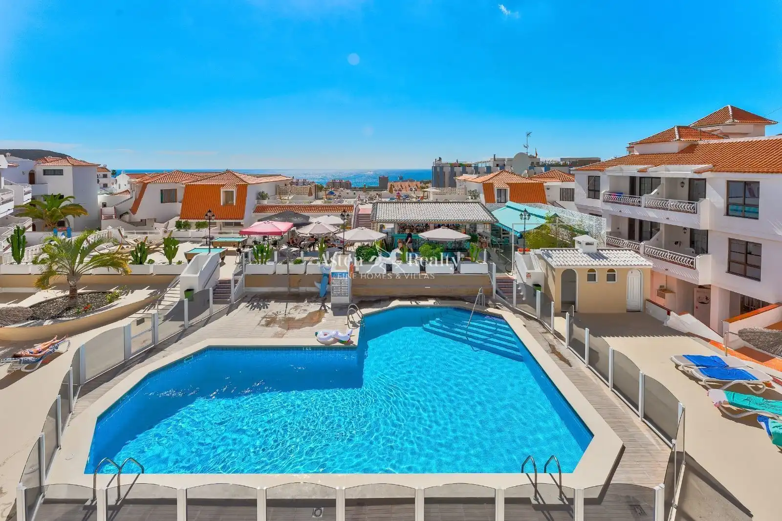 Apartment with pool for sale in Los Angeles 4