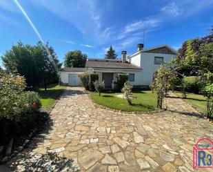 Vista exterior de Casa o xalet en venda en Villadangos del Páramo amb Terrassa i Piscina