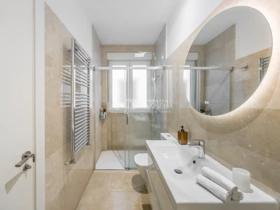 Bathroom of Flat for sale in Madrid  with Air Conditioner and Heating