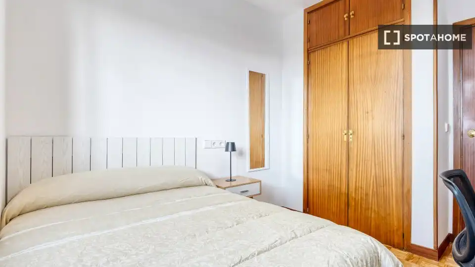 Bedroom of Flat for share in Madrid  with Air Conditioner, Terrace and Furnished