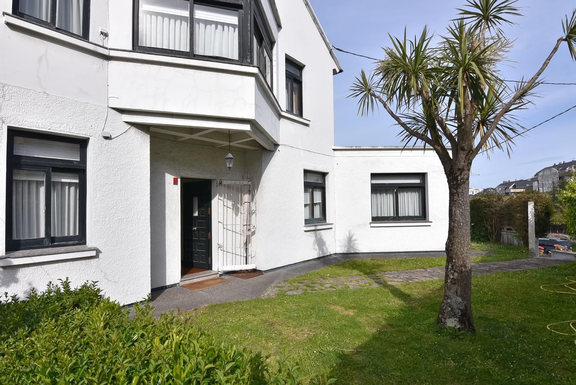 Vista exterior de Casa o xalet en venda en A Coruña Capital  amb Calefacció, Jardí privat i Parquet