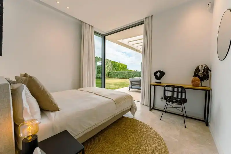 Dormitori de Casa o xalet de lloguer en Estepona amb Aire condicionat, Jardí privat i Terrassa