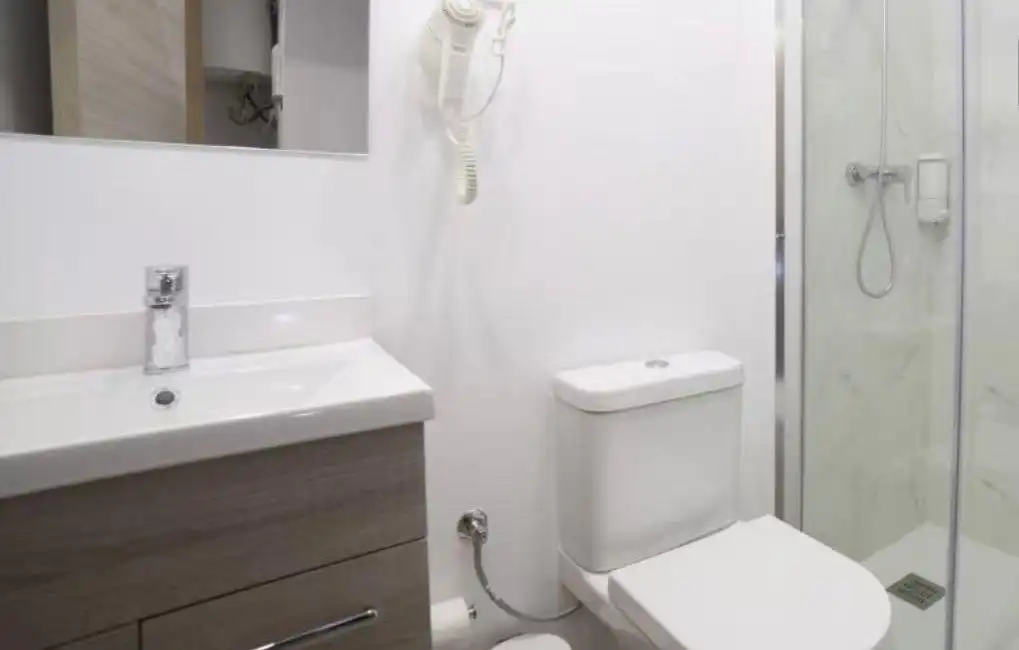 Bany de Dúplex en venda en L'Hospitalet de Llobregat amb Aire condicionat, Calefacció i Parquet