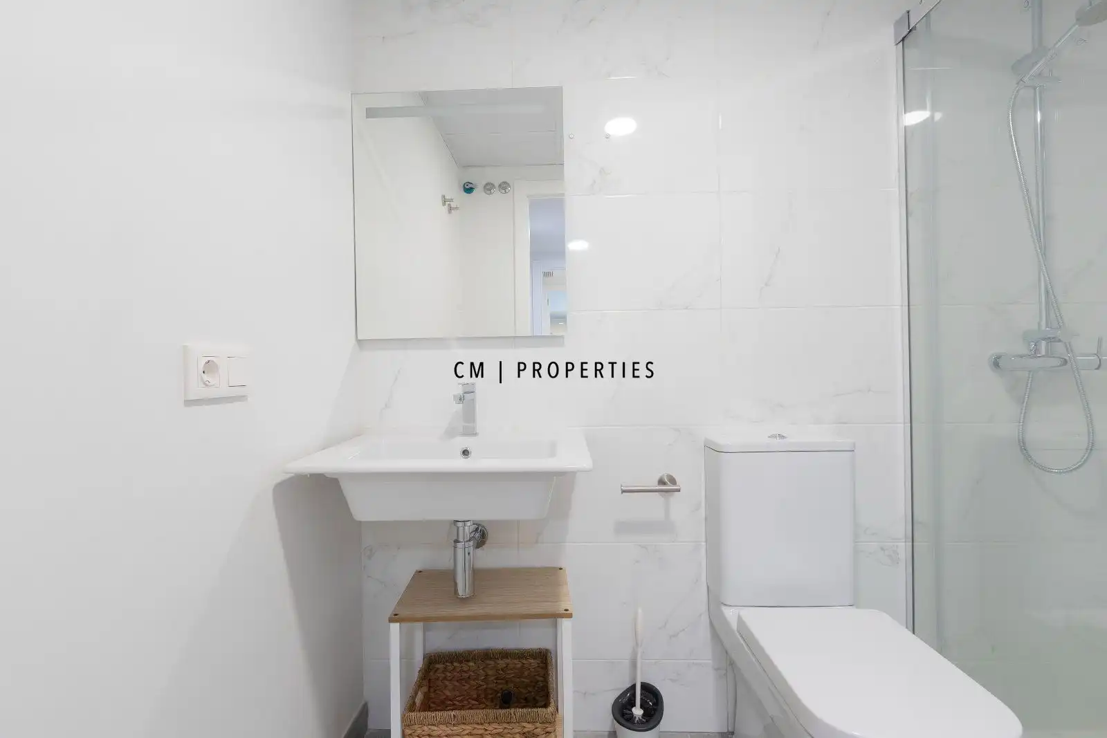 Bathroom of Flat for rent in Valencia  with Air Conditioner, Heating and Furnished