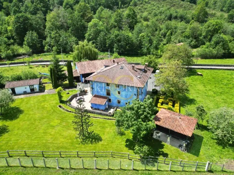 Exterior view of Buildings for sale in Cangas de Onís