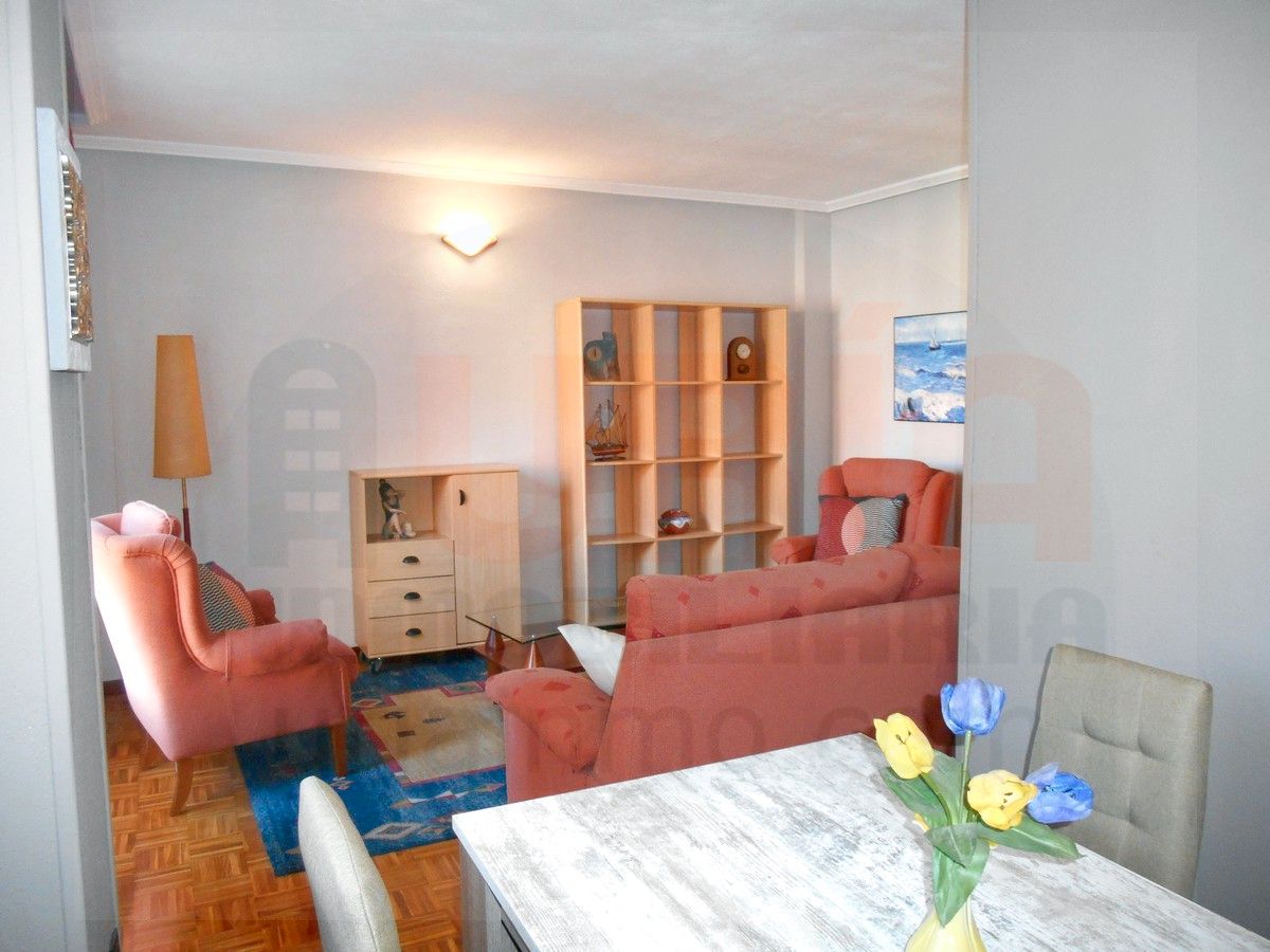 Sala d'estar de Pis en venda en Oviedo  amb Calefacció, Terrassa i Traster