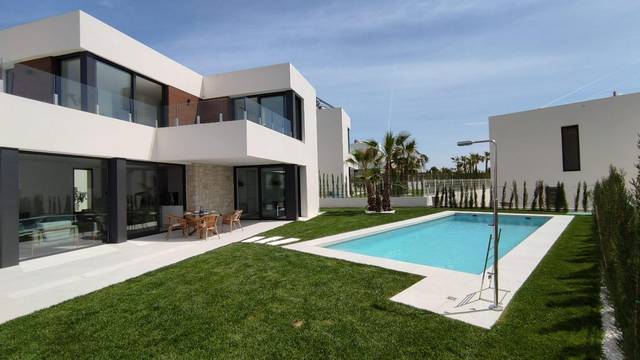 Casa-chalet en Alquiler en Calle Praga en Golf Bahía