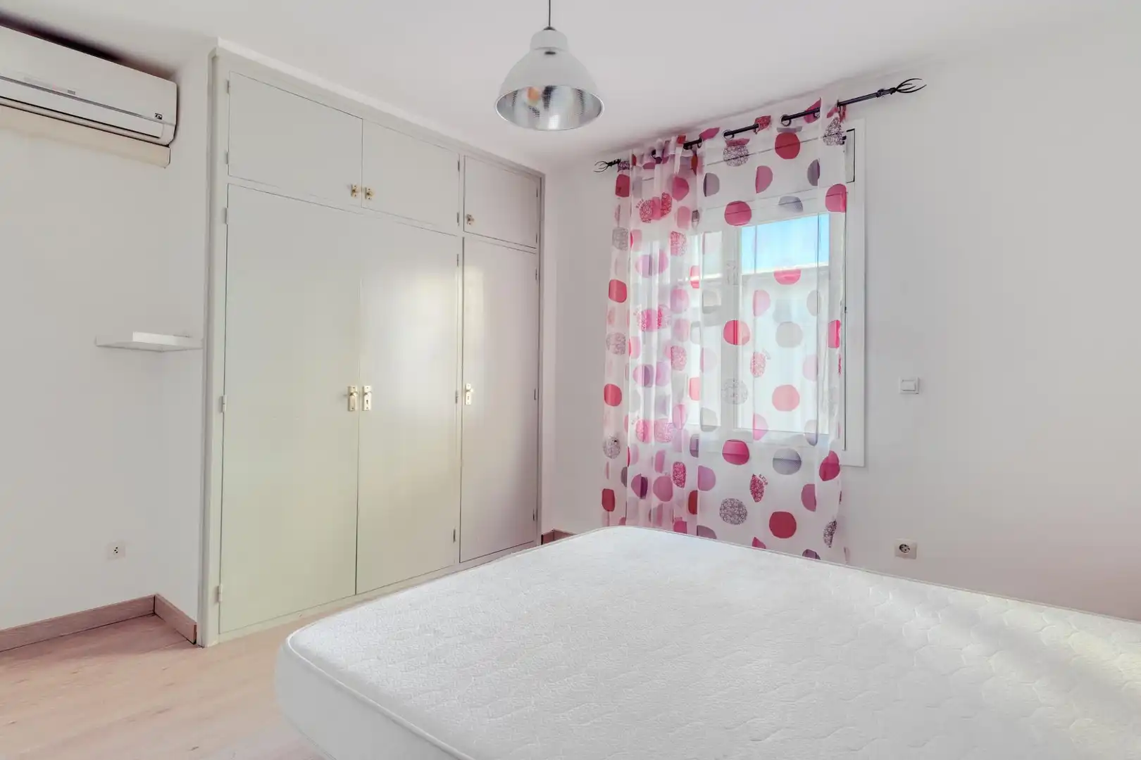 Habitación de Planta baja en venta en Roses con Aire acondicionado, Parquet y Terraza