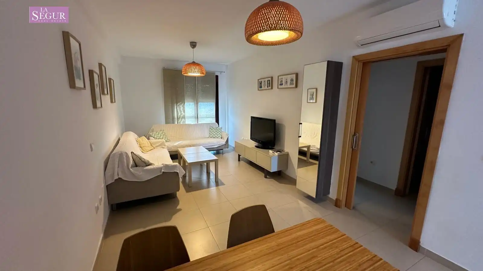 Wohnzimmer von Wohnung zum Verkauf in Conil de la Frontera mit Klimaanlage, Privatgarten und Abstellraum