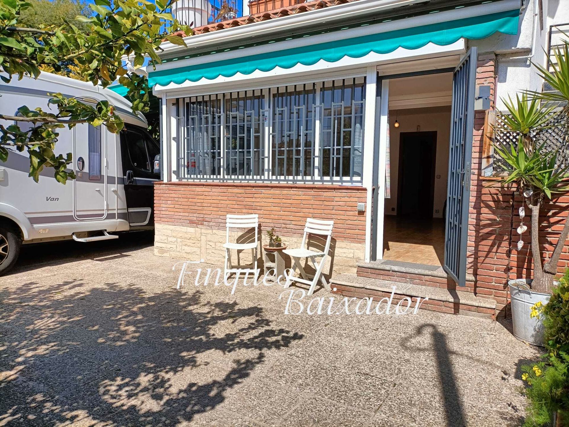 Vista exterior de Planta baja en venta en Castelldefels con Aire acondicionado, Calefacción y Parquet