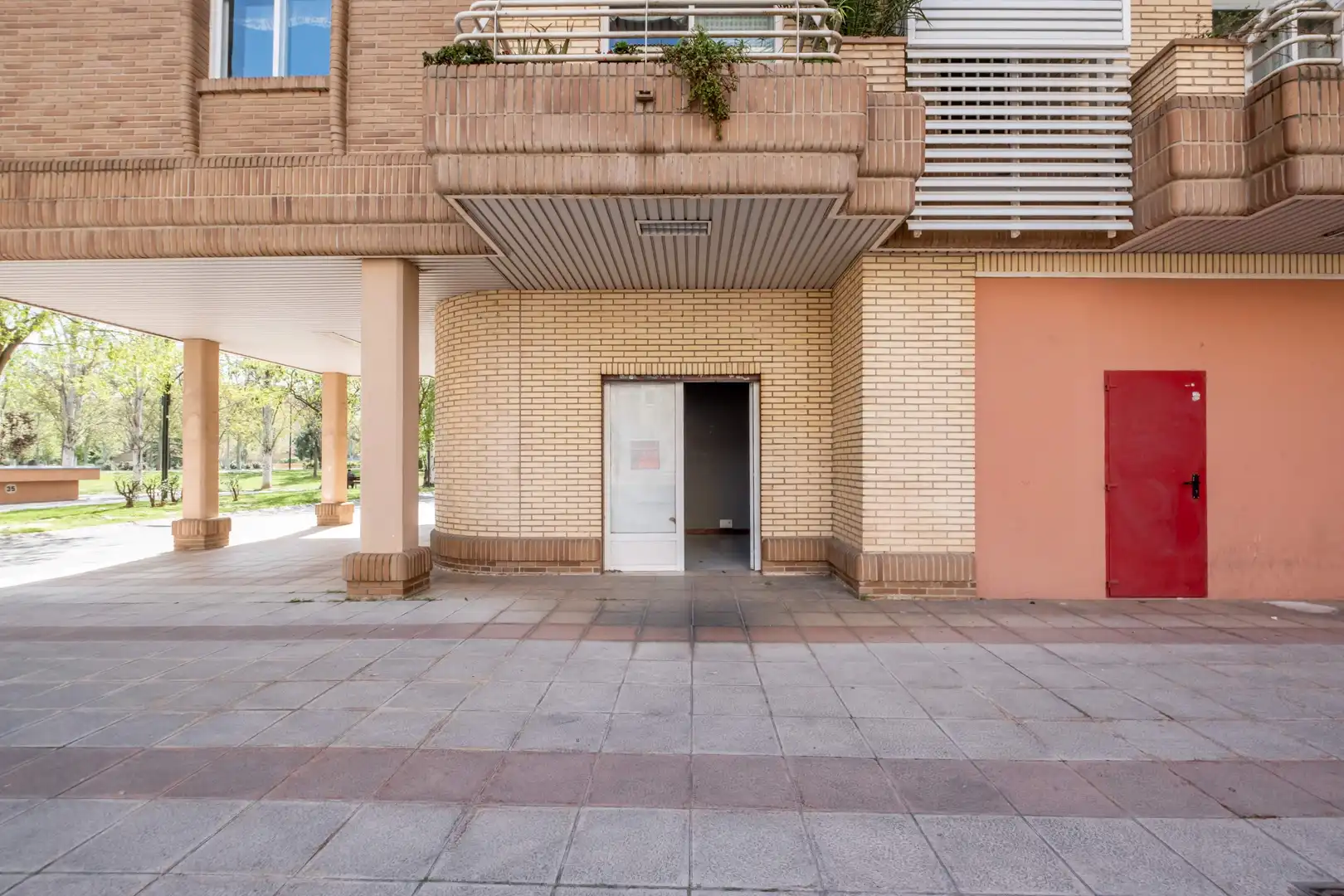 Exterior view of Commercial properties for sale in Zaragoza