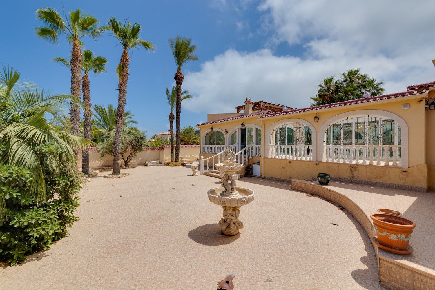 Vista exterior de Casa o xalet en venda en Orihuela amb Aire condicionat, Calefacció i Jardí privat