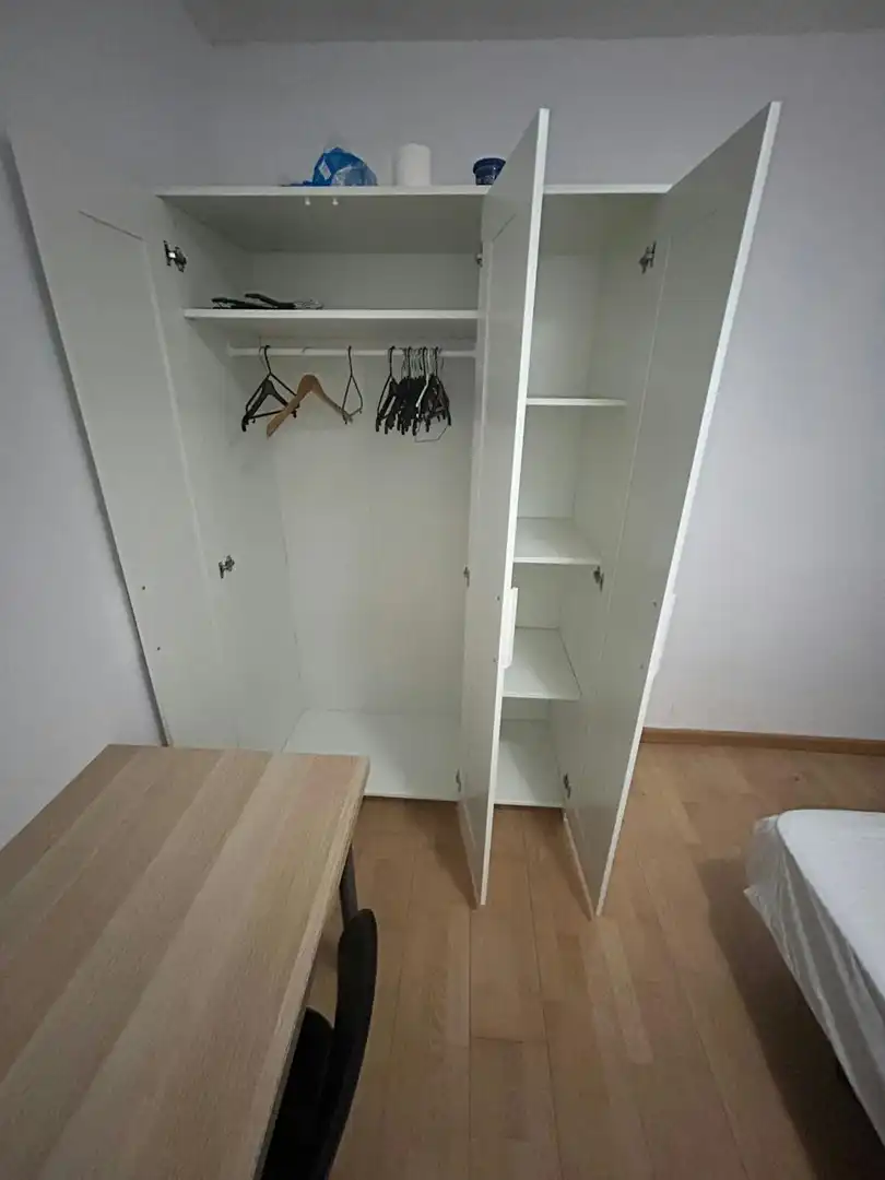 Bedroom of Flat for share in Barcelona  with Washing machine