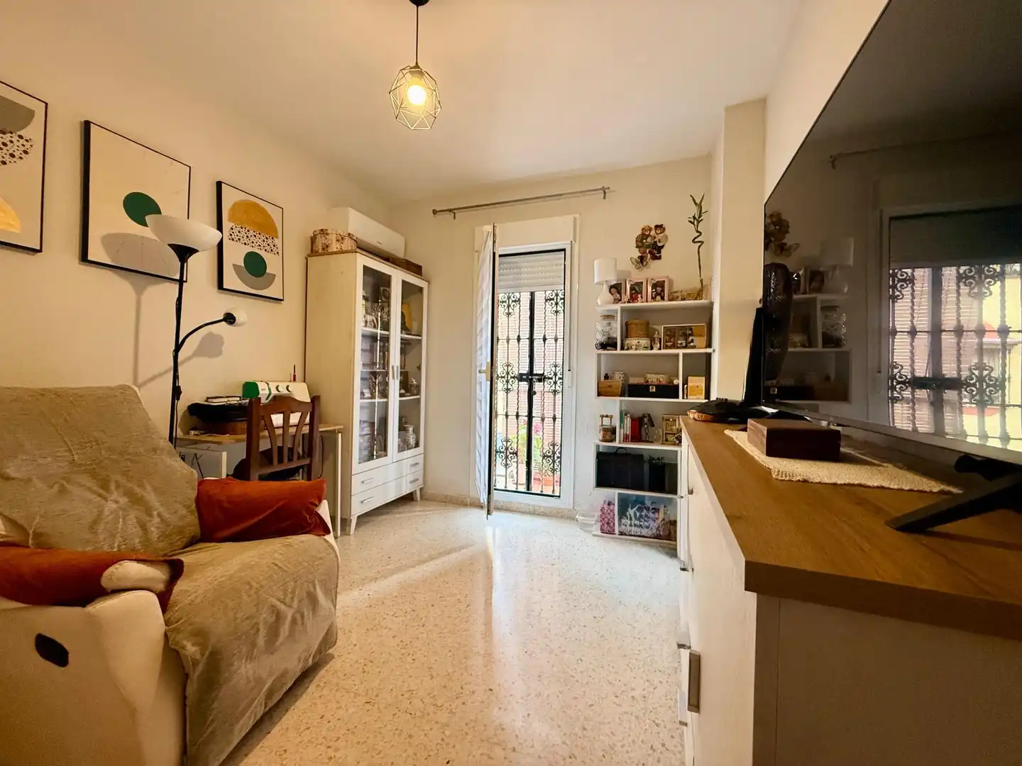 Sala d'estar de Casa adosada en venda en La Rinconada amb Aire condicionat i Traster