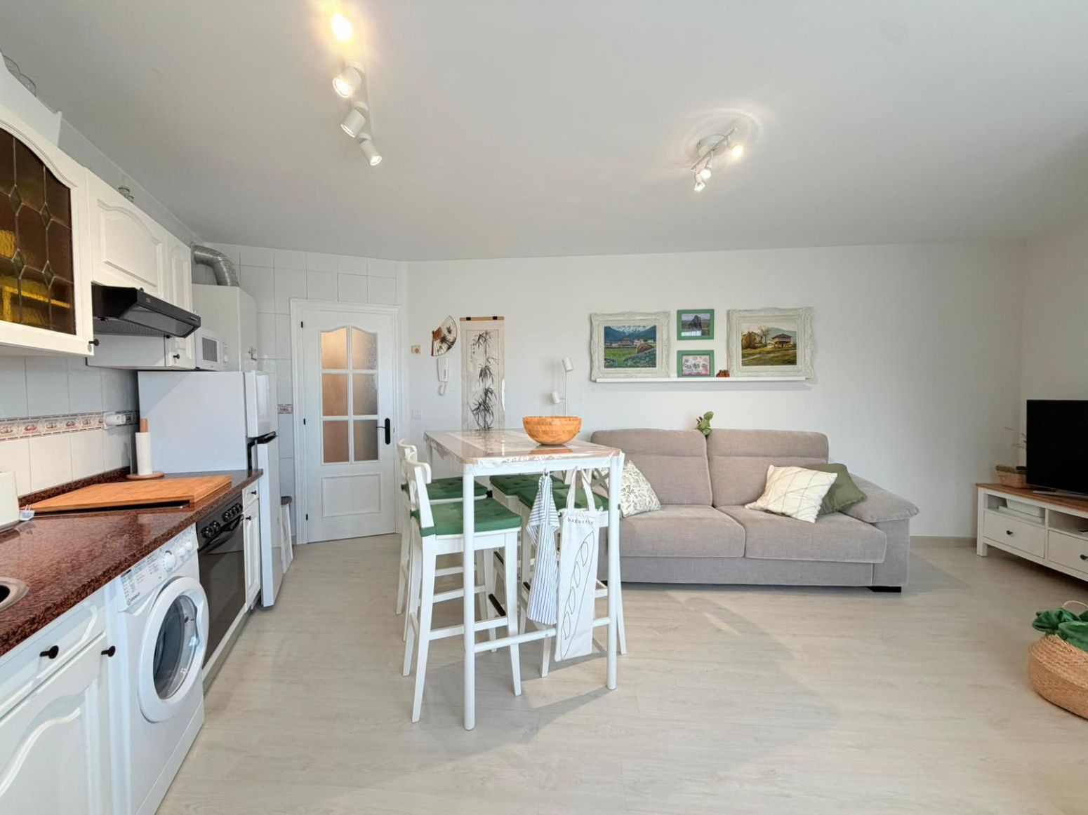 Living room of Flat for sale in Avilés  with Heating, Storage room and Furnished