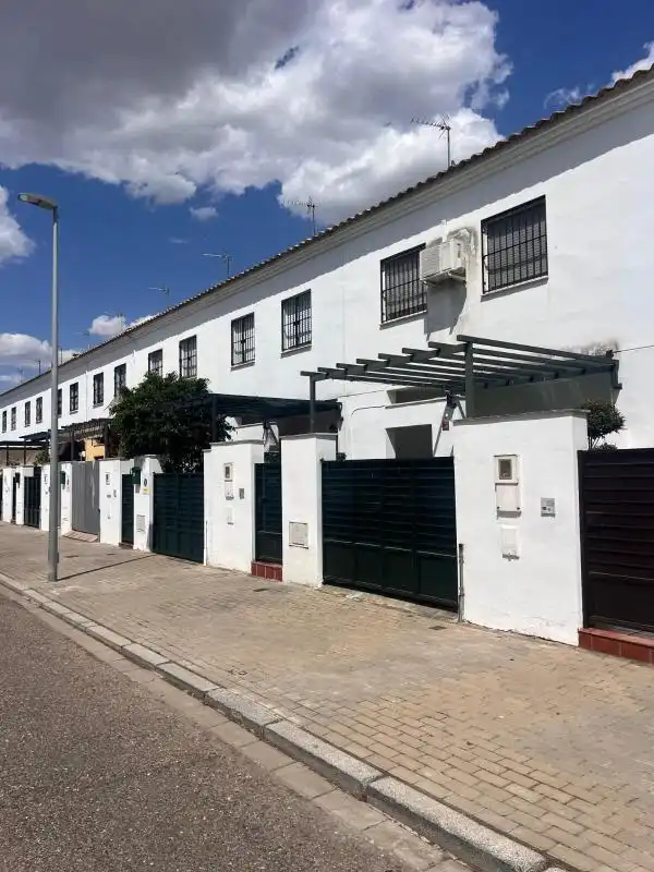 Vista exterior de Casa adosada en venda en Sevilla amb Aire condicionat, Calefacció i Jardí privat