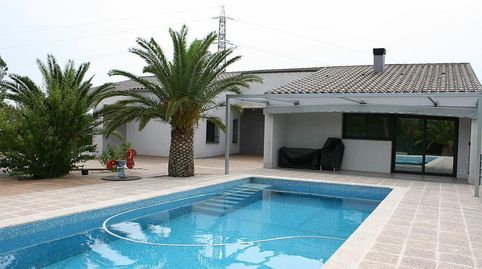 Chalet con piscina en Tortosa.