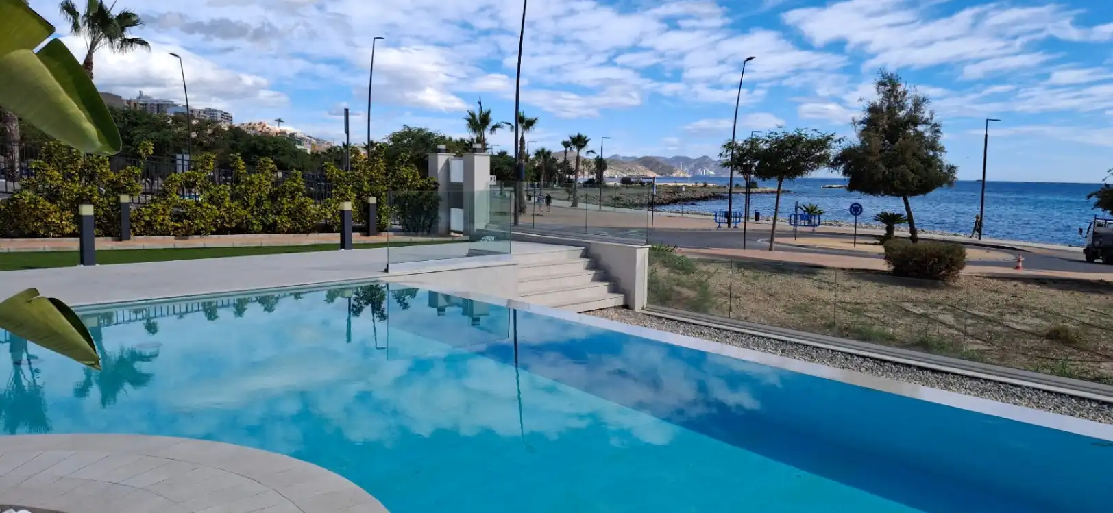 Schwimmbecken von Wohnungen zum Verkauf in Villajoyosa / La Vila Joiosa mit Klimaanlage, Privatgarten und Terrasse