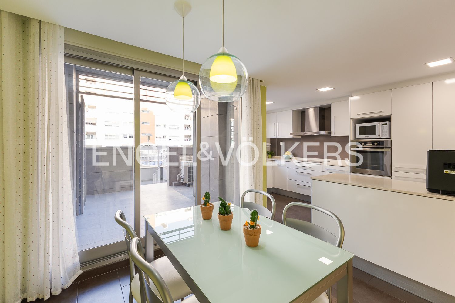 Cuina de Apartament en venda en  Valencia Capital amb Aire condicionat, Calefacció i Jardí privat