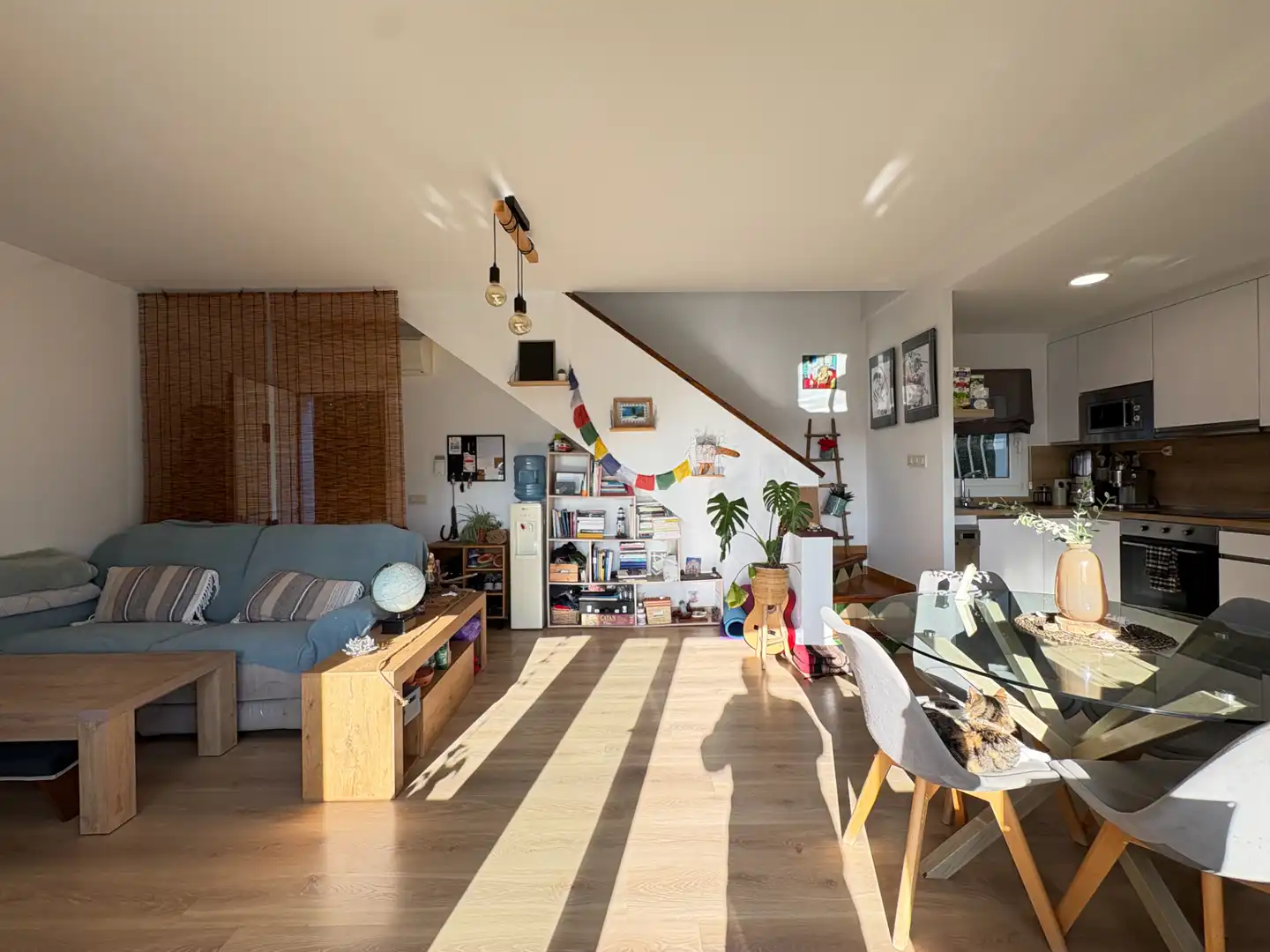 Sala d'estar de Casa adosada en venda en Roses amb Aire condicionat, Parquet i Terrassa