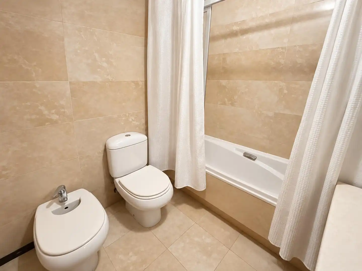 Badezimmer von Erdgeschoss zum Verkauf in Yebes mit Klimaanlage, Alarm und Gemeinschaftspool