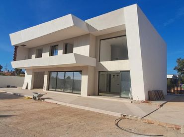 Chalet con piscina en venta en Torrequinto