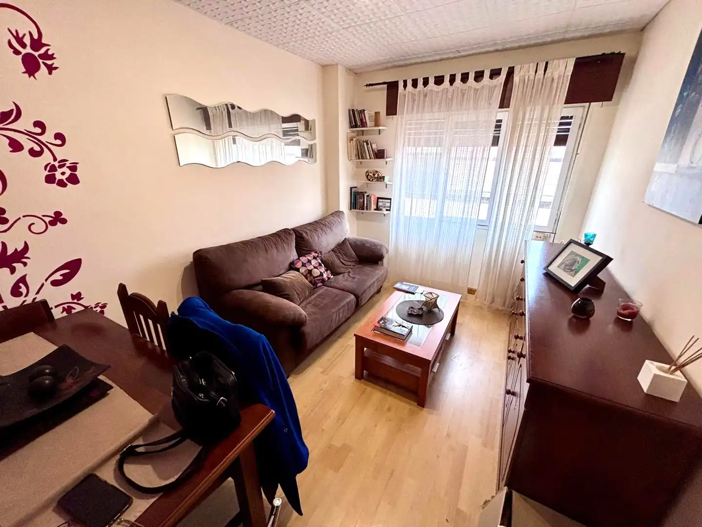 Sala d'estar de Pis en venda en Gijón  amb Parquet, Moblat i Forn