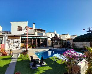 Vista exterior de Casa adosada en venda en Alcaucín amb Aire condicionat, Terrassa i Piscina