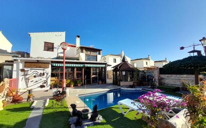 Vista exterior de Casa adosada en venda en Alcaucín amb Aire condicionat, Terrassa i Piscina