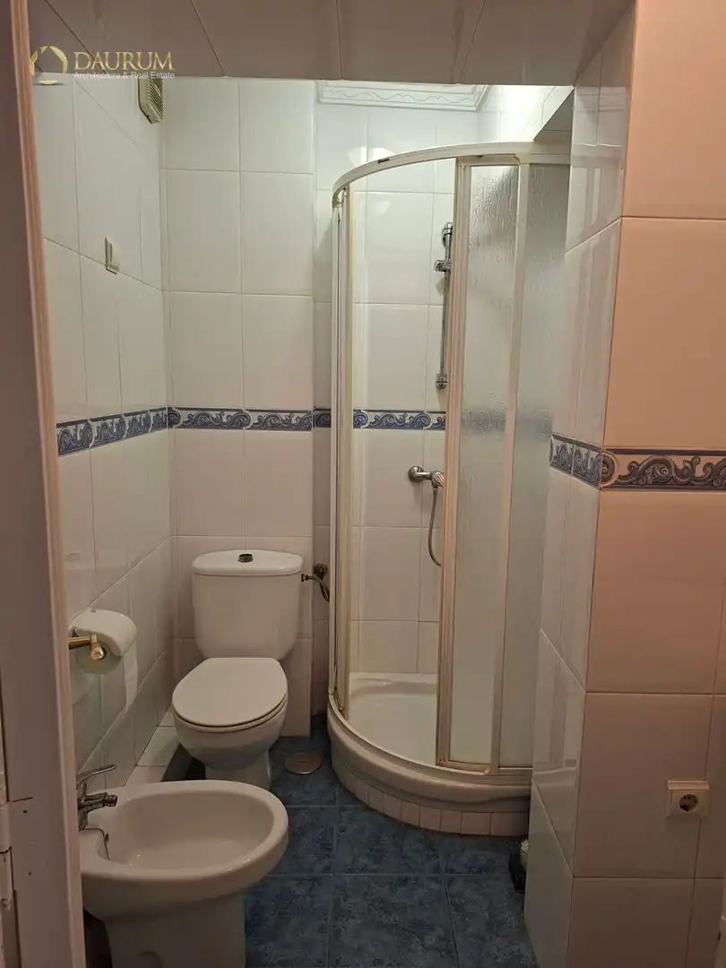 Bathroom of Flat for sale in Sevilla  with Air Conditioner, Heating and Terrace