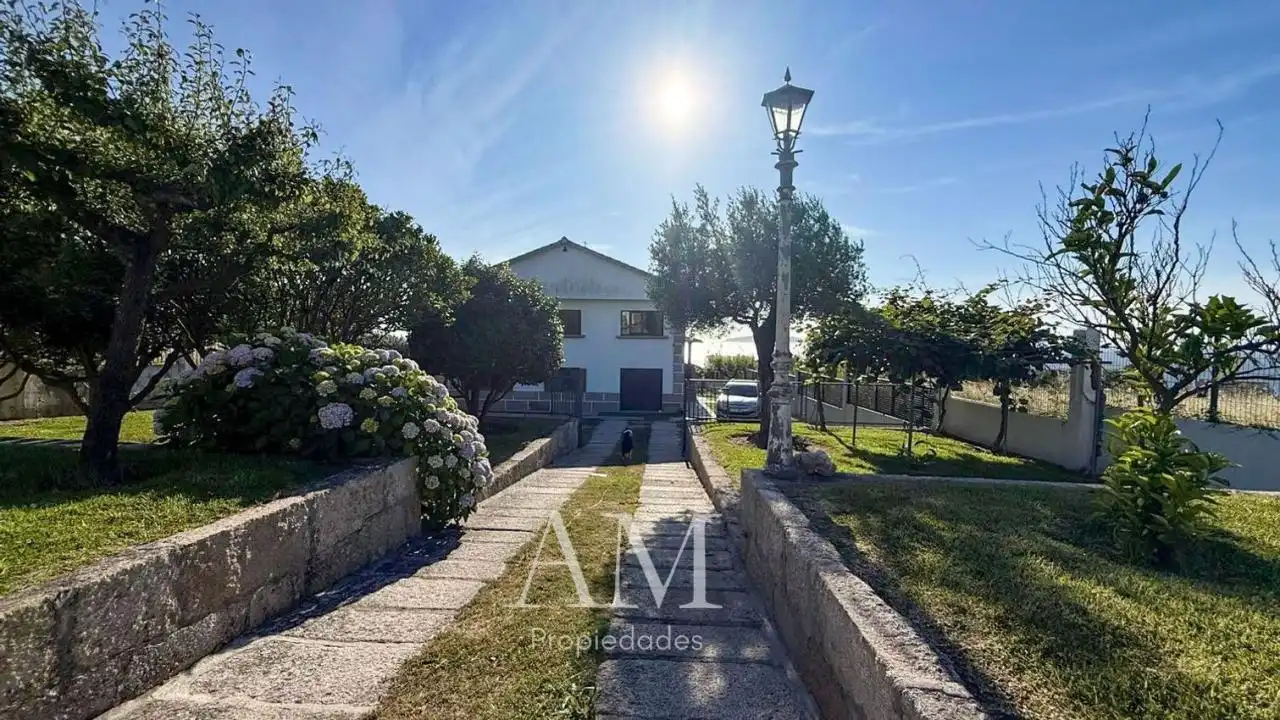 Vista exterior de Casa o xalet en venda en Vigo  amb Calefacció, Jardí privat i Terrassa