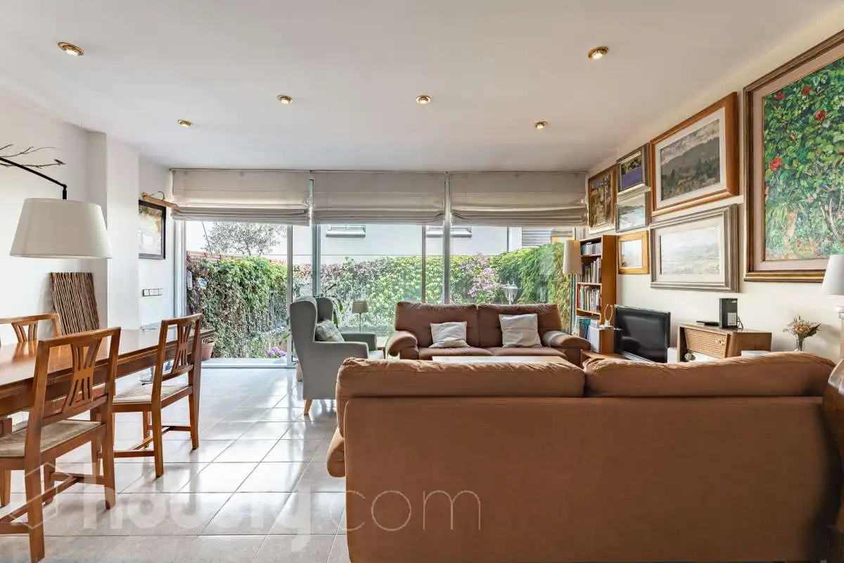 Sala de estar de Casa o chalet en venta en Sant Cugat del Vallès con Calefacción, Jardín privado y Parquet