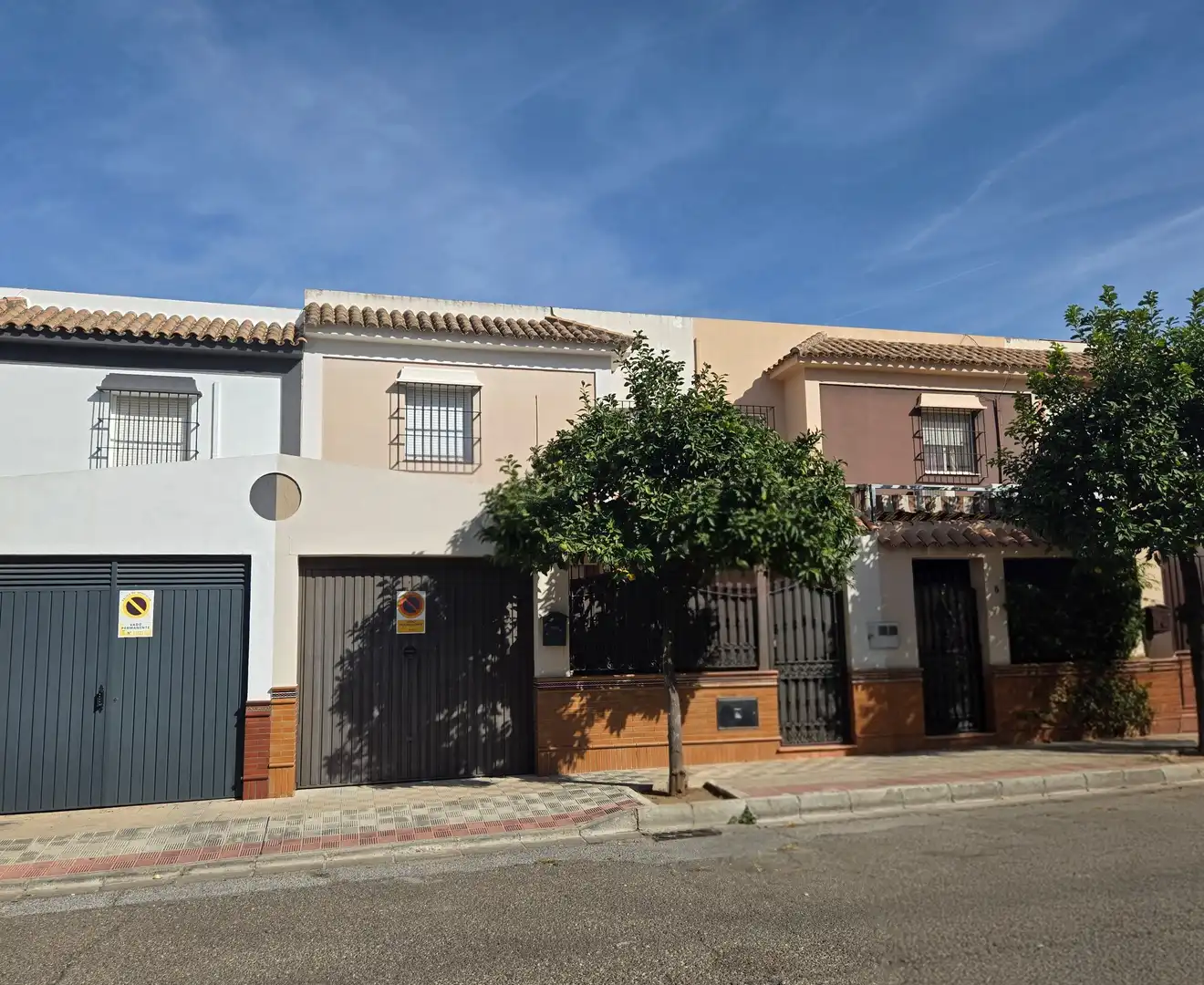Vista exterior de Casa adosada en venta en Dos Hermanas con Terraza y Amueblado