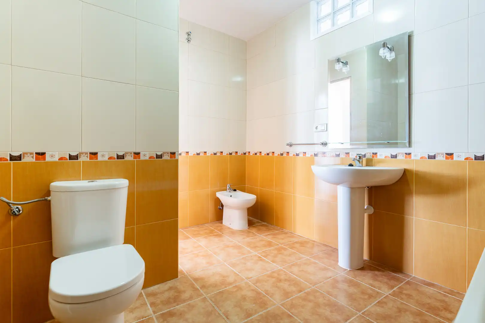Badezimmer von Einfamilien-Reihenhaus zum Verkauf in Sayalonga mit Terrasse und Balkon