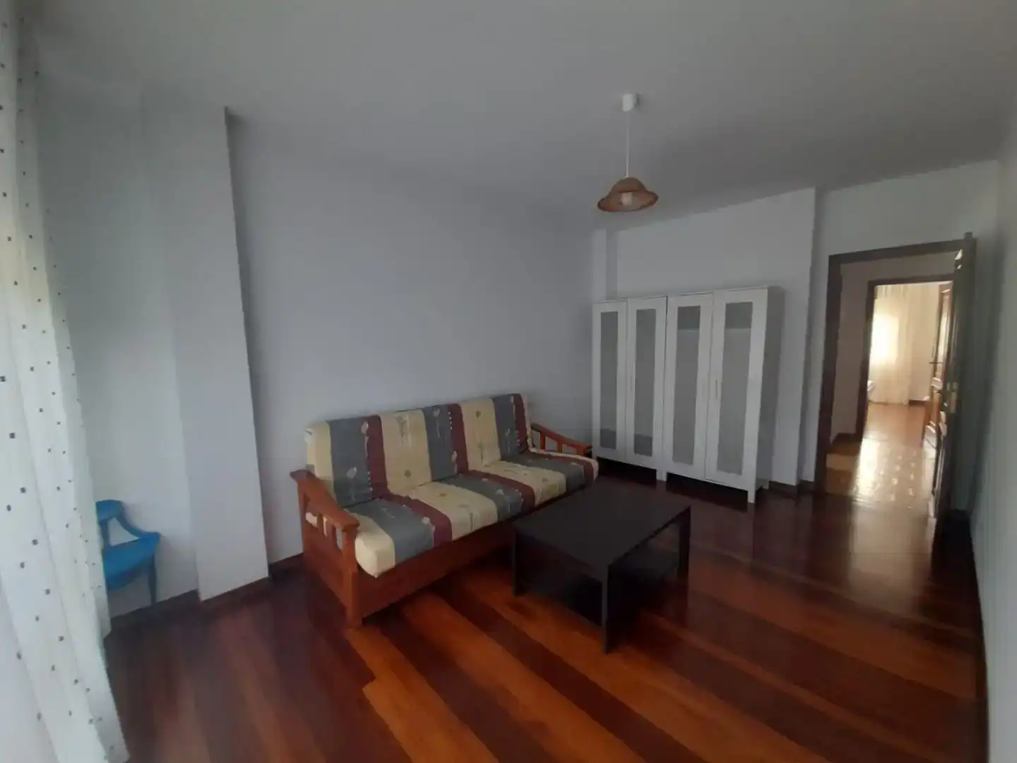 Sala de estar de Piso de alquiler en Outes con Parquet, Amueblado y Balcón