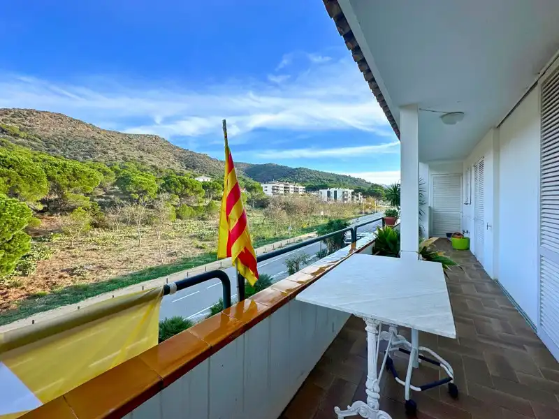 Vista exterior de Edifici en venda en El Port de la Selva amb Alarma