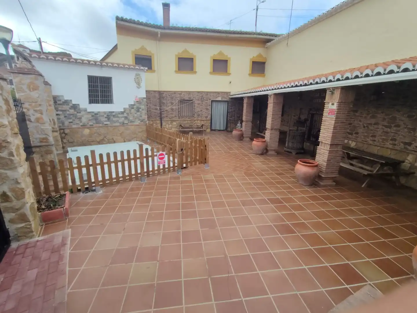 Jardí de Finca rústica en venda en Guadix amb Moblat, Forn i Piscina comunitària
