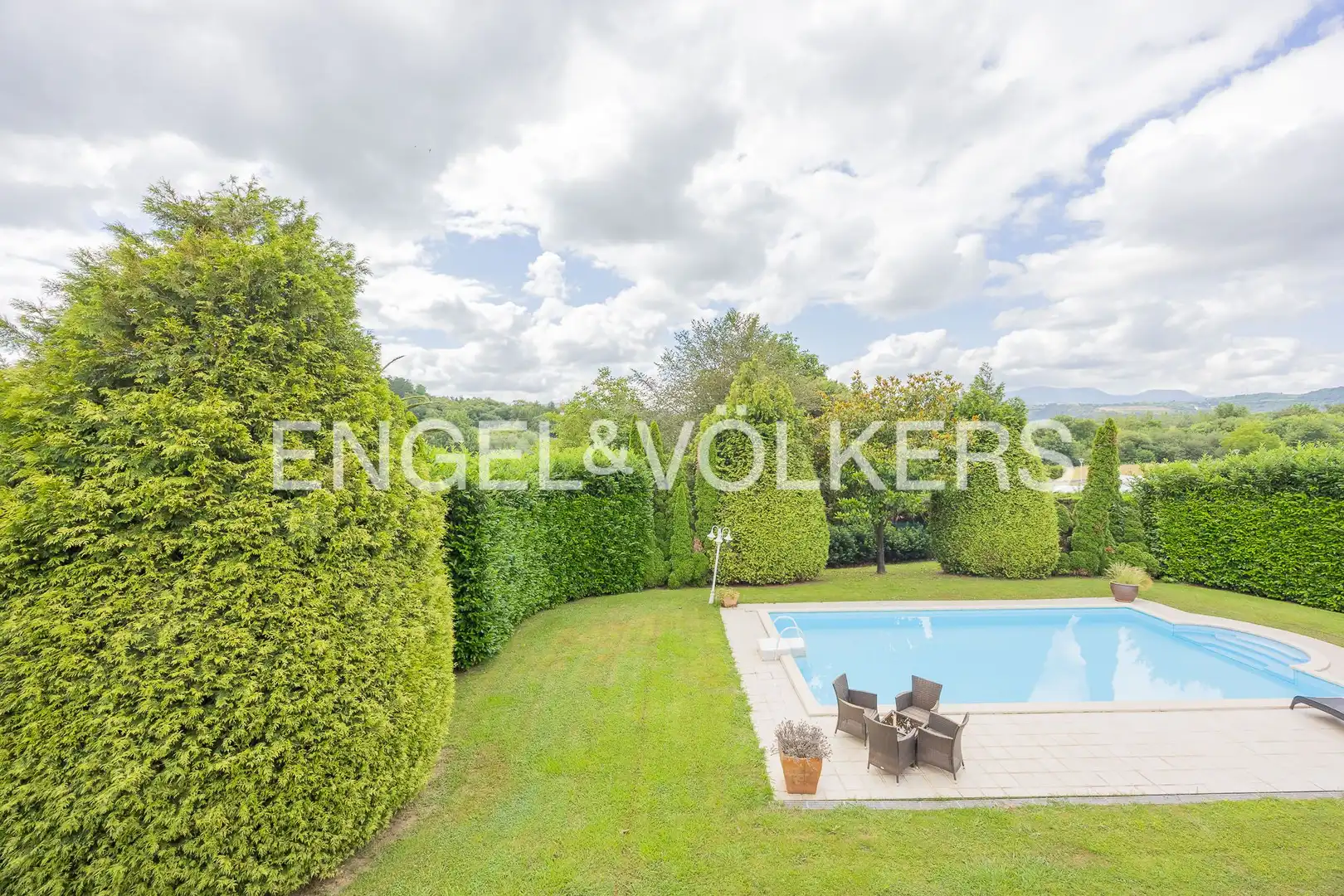 Piscina de Casa o chalet en venta en Loiu con Calefacción, Jardín privado y Trastero