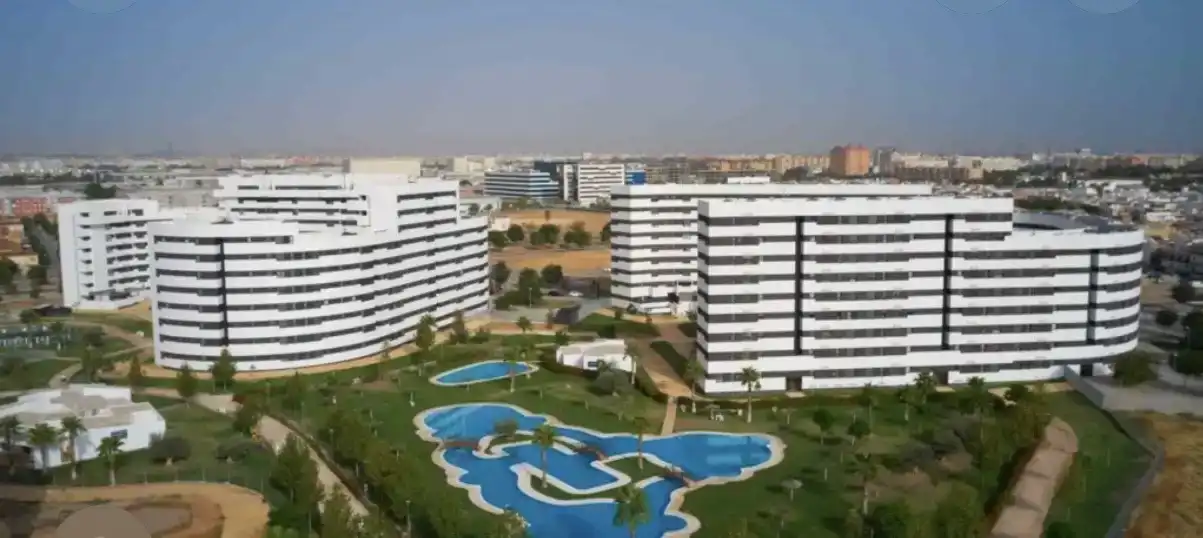 Vista exterior de Pis en venda en  Sevilla Capital amb Aire condicionat i Piscina