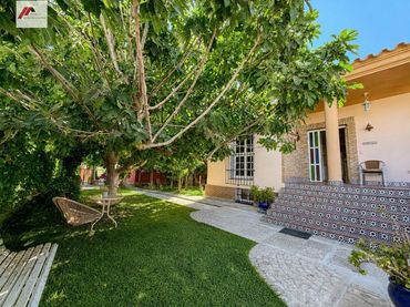 Casa con jardín en venta en El Juncal - Vallealto