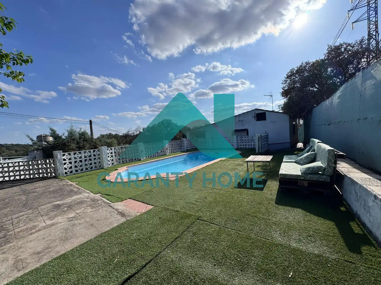 Vista exterior de Casa o xalet en venda en Torreorgaz amb Aire condicionat, Jardí privat i Terrassa