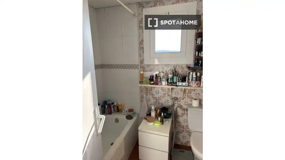Bathroom of Flat for share in Sitges  with Air Conditioner, Heating and Furnished