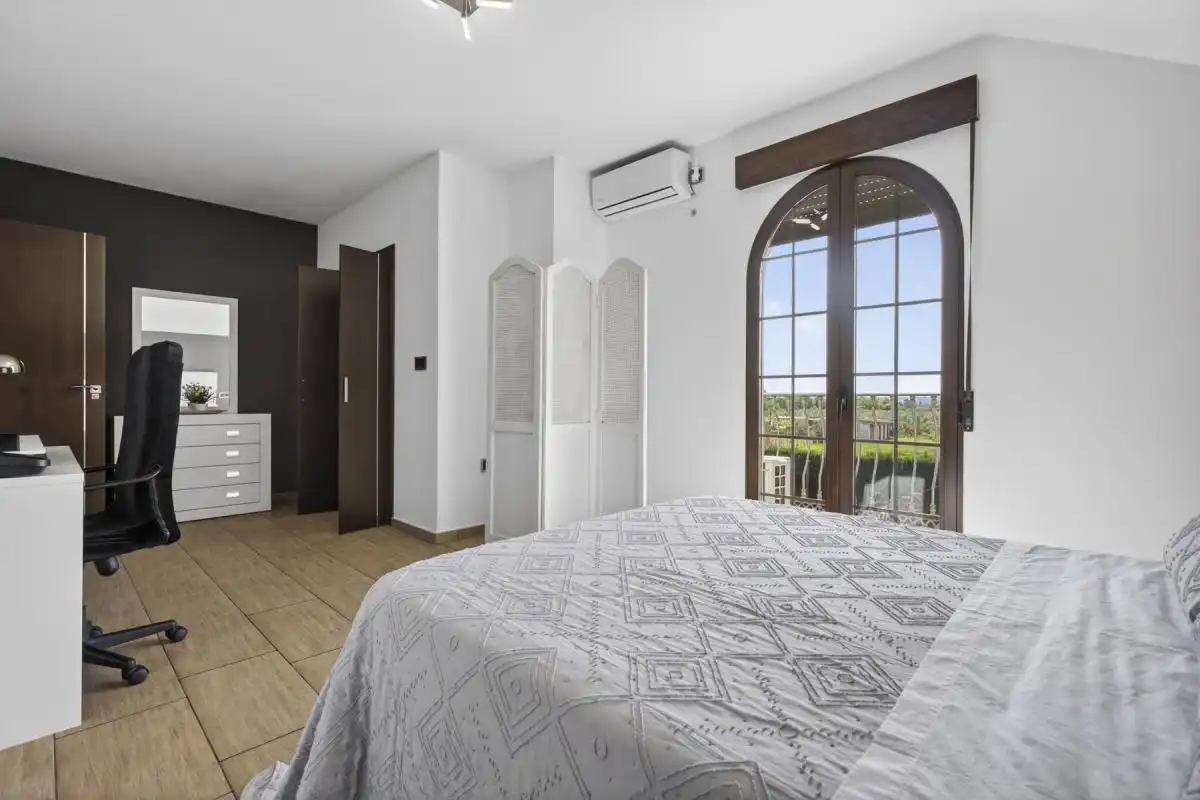 Dormitori de Casa o xalet en venda en Lora del Río amb Aire condicionat, Calefacció i Jardí privat