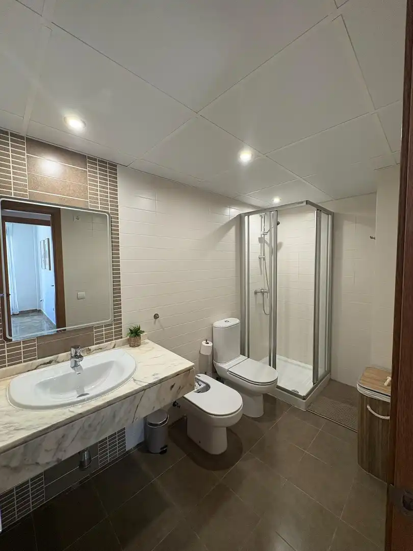 Baño de Apartamento de alquiler en Estepona con Aire acondicionado, Terraza y Piscina