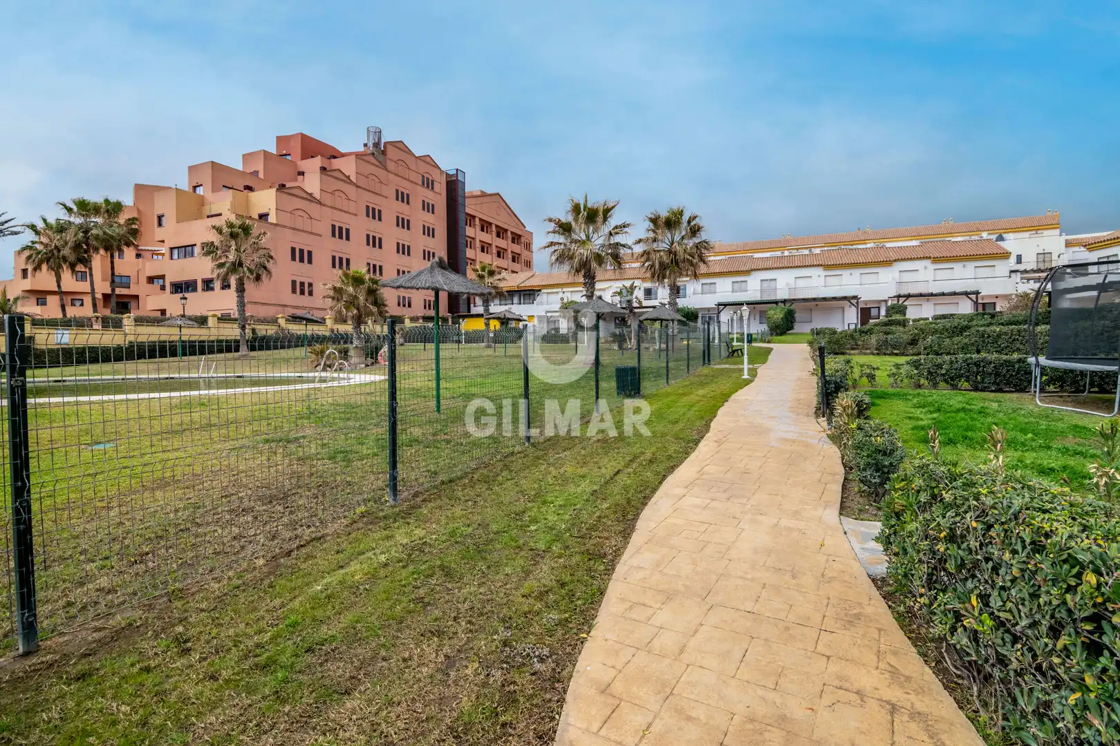 Außenansicht von Einfamilien-Reihenhaus zum Verkauf in Manilva mit Heizung, Privatgarten und Schwimmbad